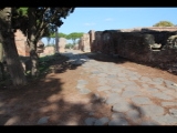 01599 ostia - regio ii - via delle corporazioni - blick von decumanus maximus ri norden - li theater.jpg